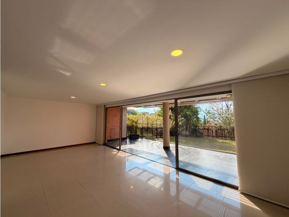 SE VENDE O ARRIENDA HERMOSA CASA EN ENVIGADO CERCA AL MALL TERRACINA