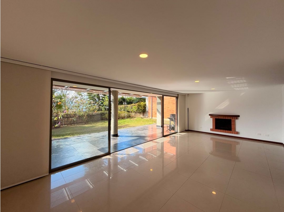 SE VENDE O ARRIENDA HERMOSA CASA EN ENVIGADO CERCA AL MALL TERRACINA — foto 3