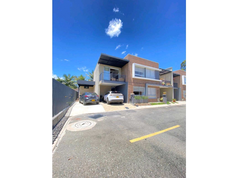 SE VENDE HERMOSA CASA EN LA CEJA.
