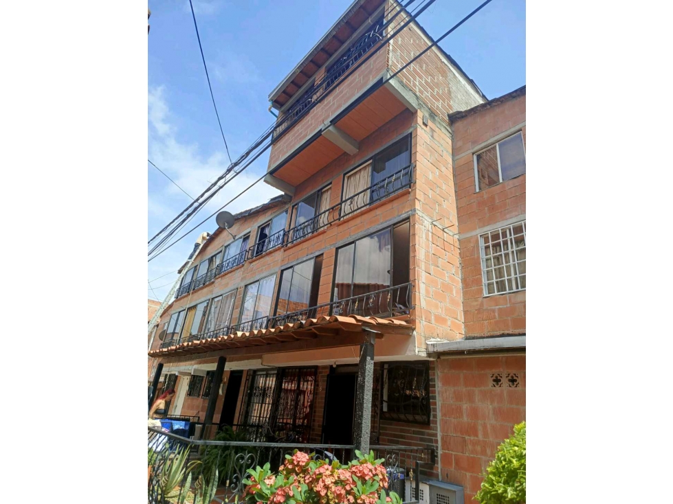 SE VENDE CASA EN NIQUIA DE 4 PISOS A DOS CUADRAS DE PUERTA DEL NORTE.