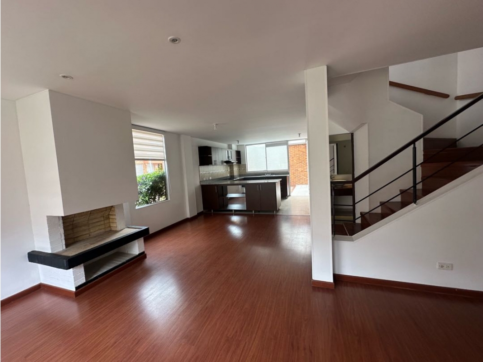 SE VENDE HERMOSA CASA ESQUINERA