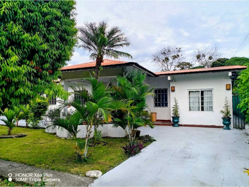 Se vende hermosa casa estilo chalet en Los Guayacanes, Bugaba