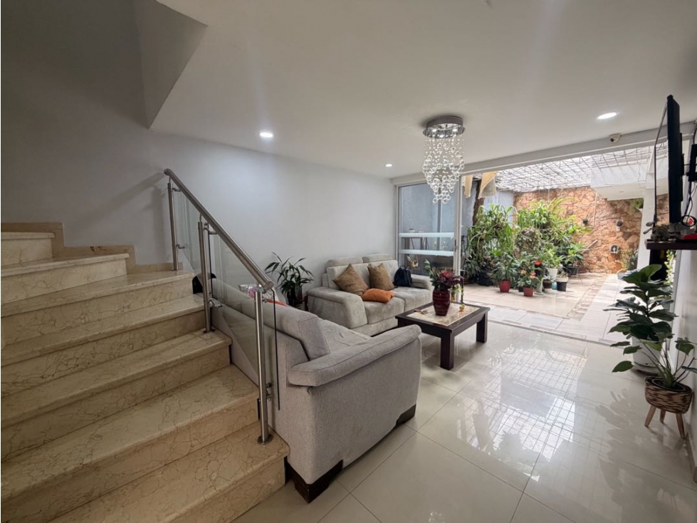 SE VENDE HERMOSA CASA INDEPENDIENTE, 2 PLANTAS, CAMINO REAL, Cali