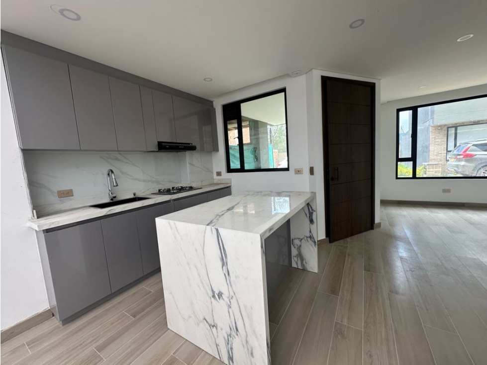 SE VENDE HERMOSA CASA PARA ESTRENAR