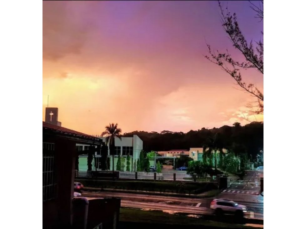 SE VENDE HERMOSA CASA TRES NIVELES SEMI AMOBLADA CON 4REC/300MTS