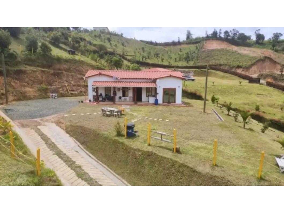 SE VENDE HERMOSA FINCA A 11 MIN DEL PARQUE DE SAN VICENTE - 1