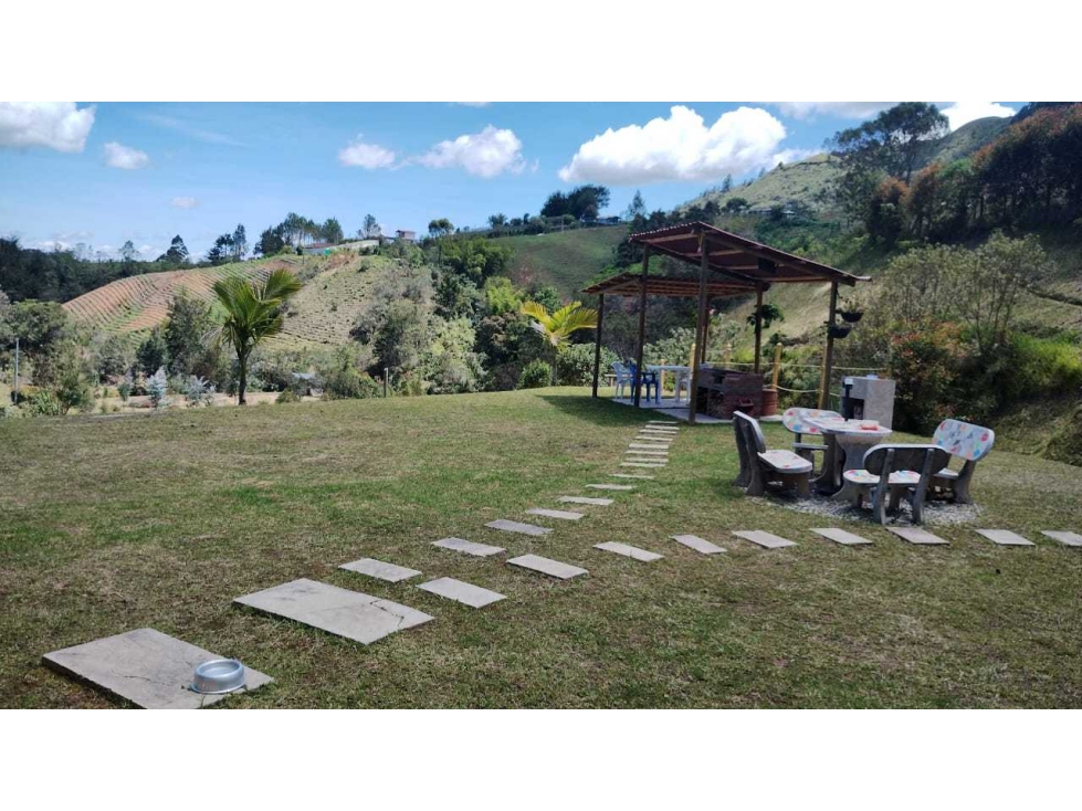 SE VENDE HERMOSA FINCA A 11 MIN DEL PARQUE DE SAN VICENTE - 2