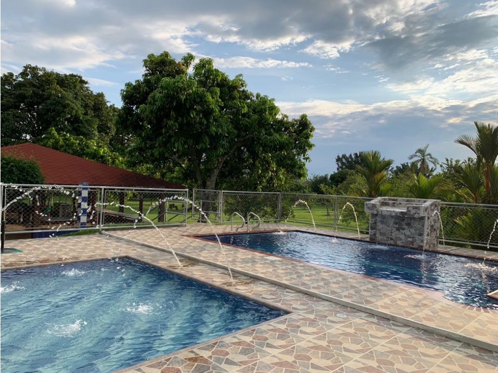Se vende hermosa finca amoblada 5.000m2 Santa Elena El Cerrito Valle - 1