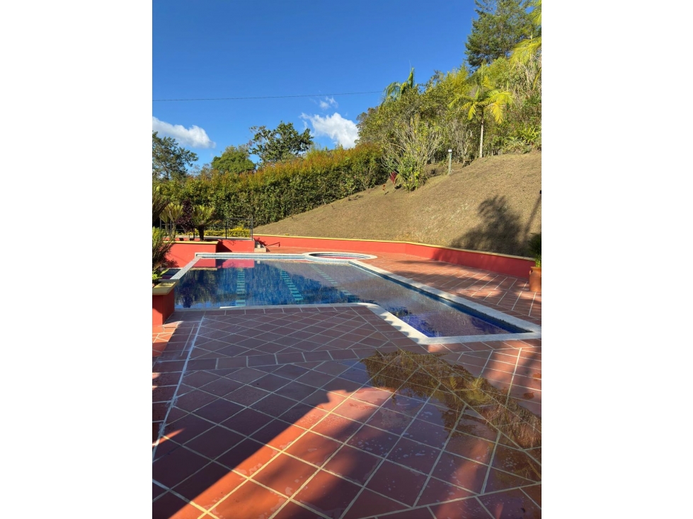 Se vende hermosa finca en el Peñol - 1