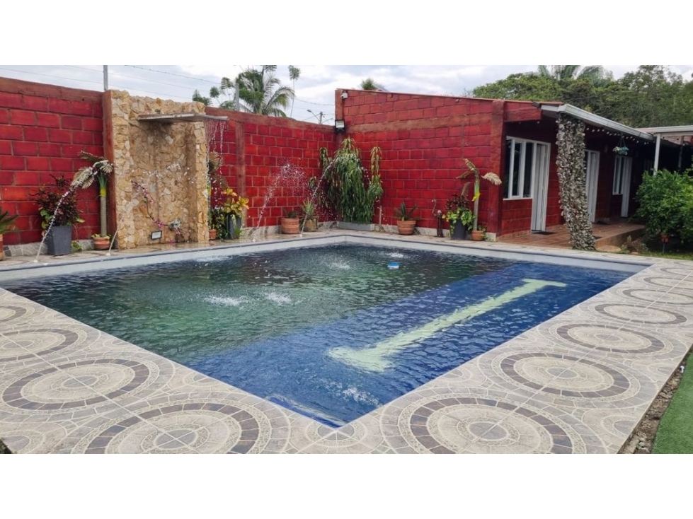 Hermosa finca de 1.000m2 con piscina en venta Santa Elena El Cerrito - 2