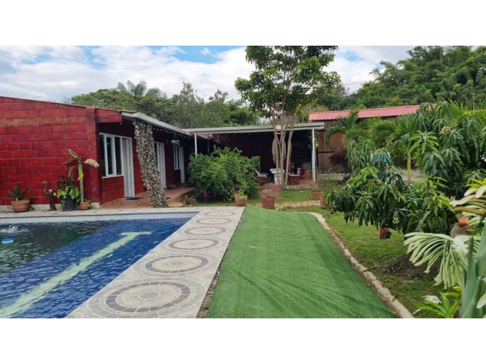 Hermosa finca de 1.000m2 con piscina en venta Santa Elena El Cerrito - 3