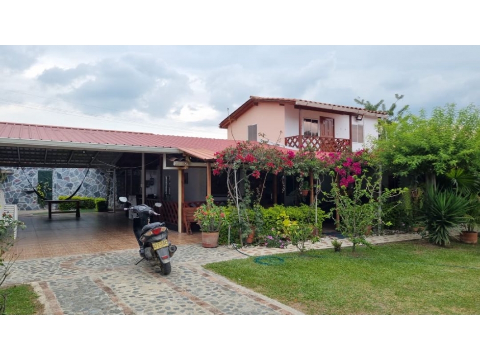 Hermosa finca de 1.000m2 con piscina en venta Santa Elena El Cerrito - 4