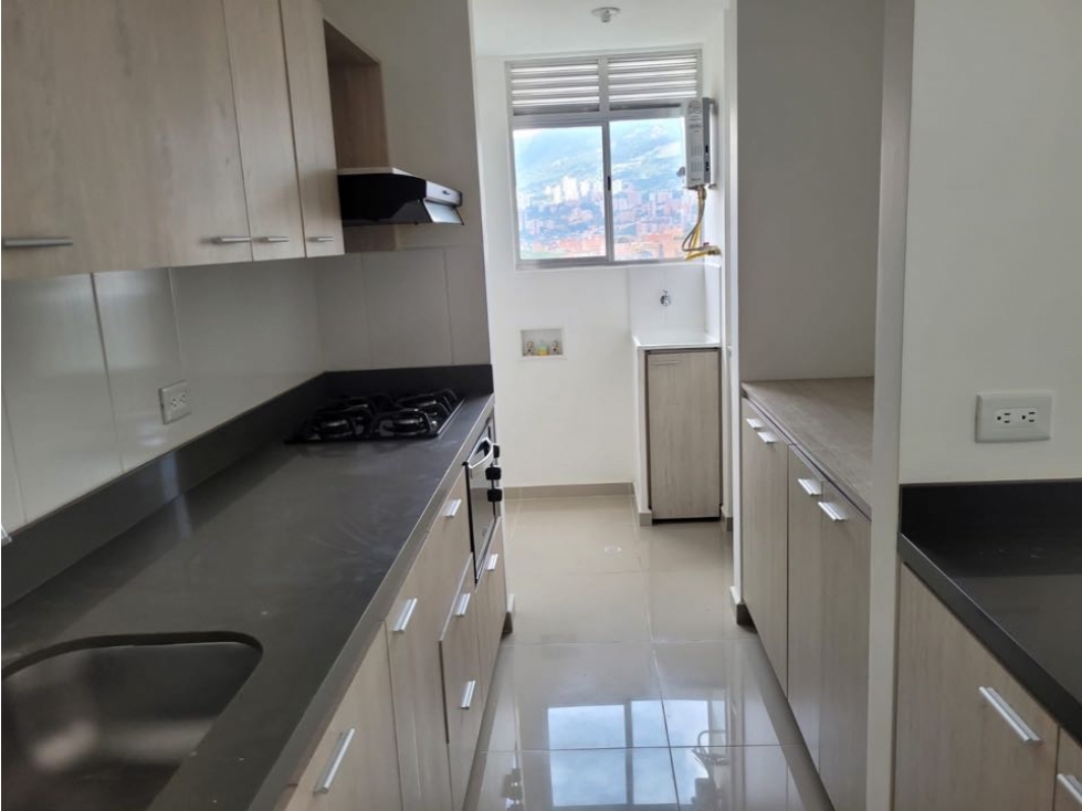 SE VENDE HERMOSO APARTAMENTO EN ENVIGADO, BARRIO LA PAZ PARTE PLANA — foto 2