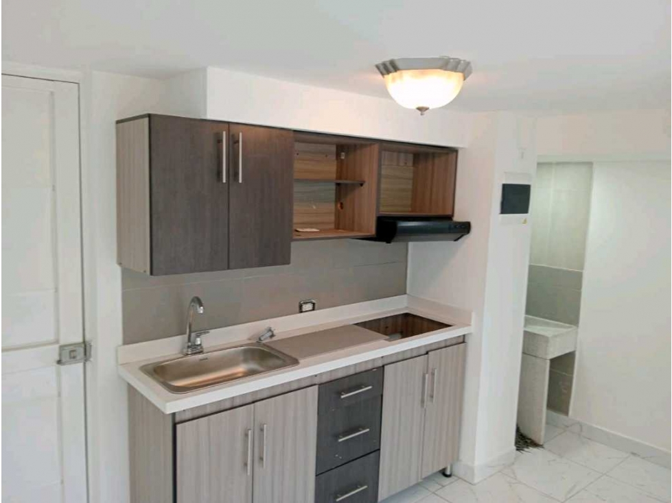 SE VENDE HERMOSO APARTAMENTO EN POBLADO NIQUIA EXCELENTE UBICACION. — foto 2