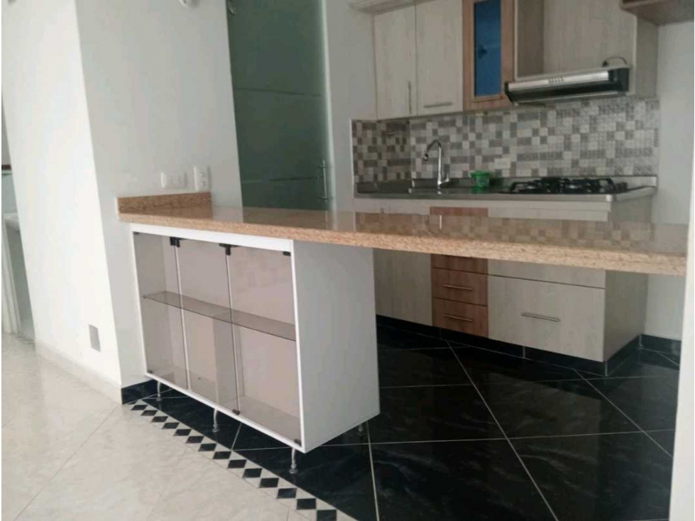 SE VENDE HERMOSO APARTAMENTO EN URBANIZACIÓN EN EL TRAPICHE — foto 2