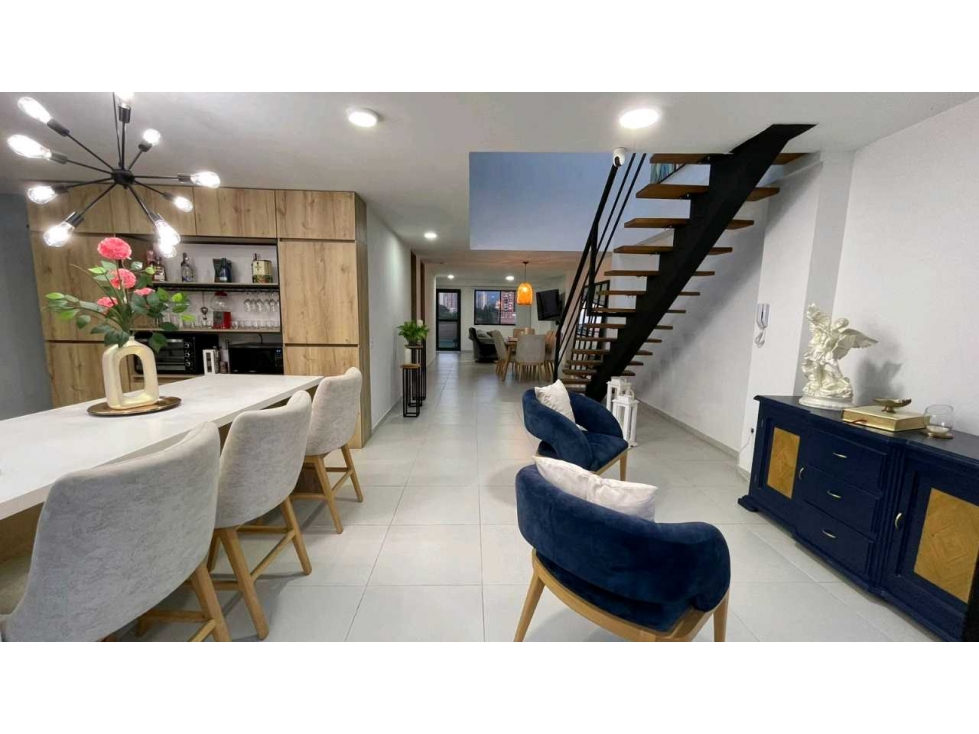 SE VENDE HERMOSO PENTHOUSE 300m2.A 3 CUADRAS DEL PARQUE DE BELLO — foto 2
