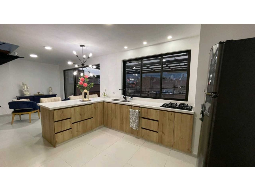 SE VENDE HERMOSO PENTHOUSE 300m2.A 3 CUADRAS DEL PARQUE DE BELLO — foto 6