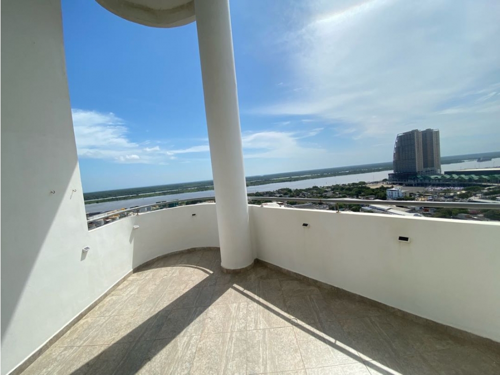 Se vende hermoso Penthouse dúplex, cerca al malecon.