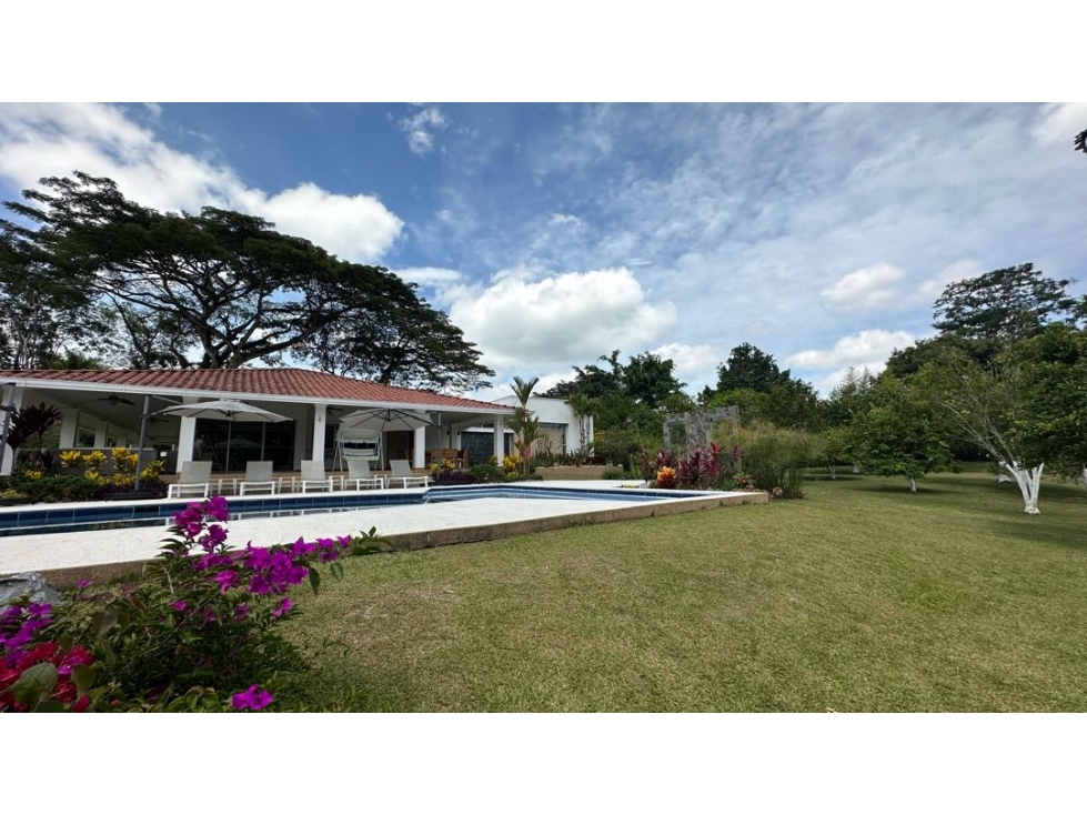 Se VENDE Casa Campestre cerca al Club Campestre