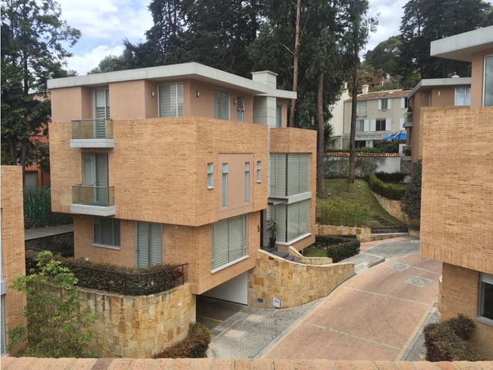 SE VENDE LINDA CASA EN SOTILEZA. DE TRES NIVELES. P