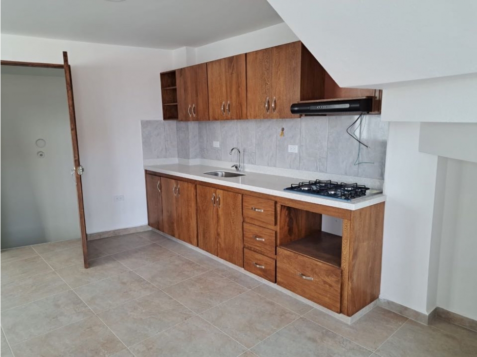 SE VENDE LINDO APARTAMENTO EN TERCER NIVEL MÁS MANSARDA... Oportunidad