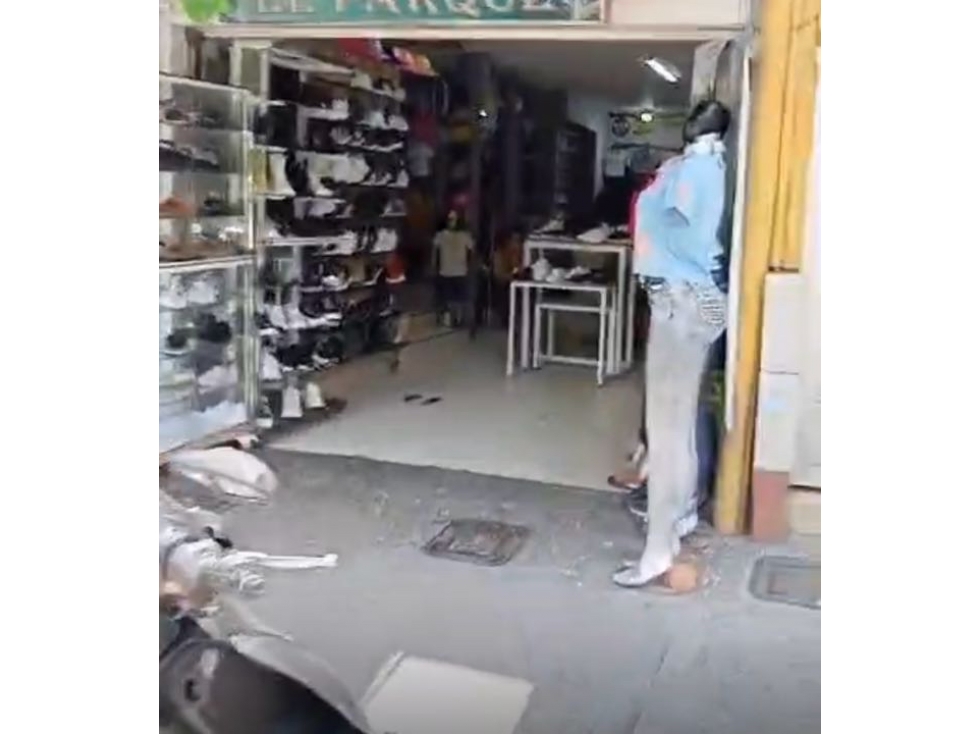 SE VENDE LOCAL COMERCIAL RENTANDO Y APARTAMENTO PARQUE ARANJUEZ