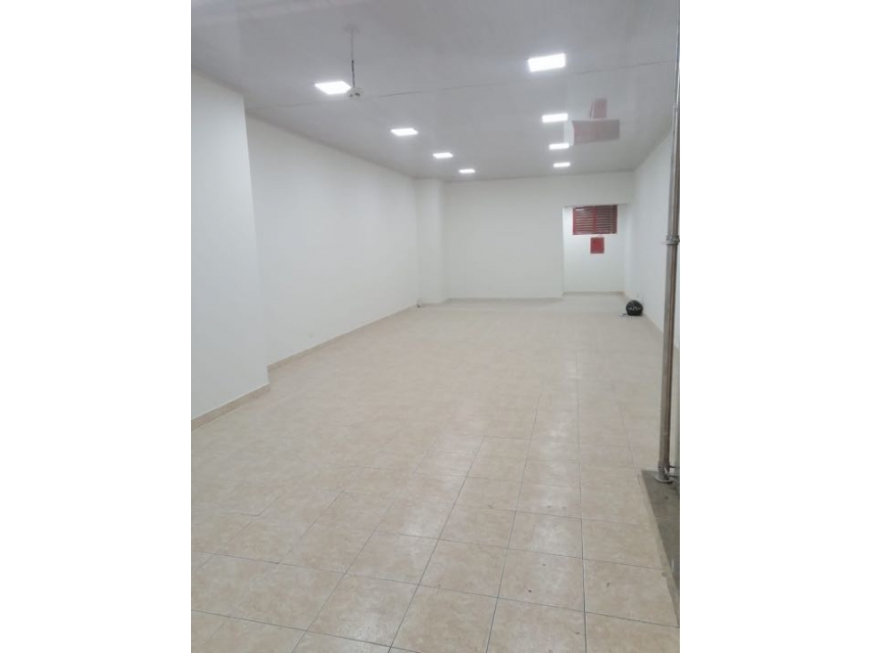 SE VENDE LOCAL EN CENTRO COMERCIAL