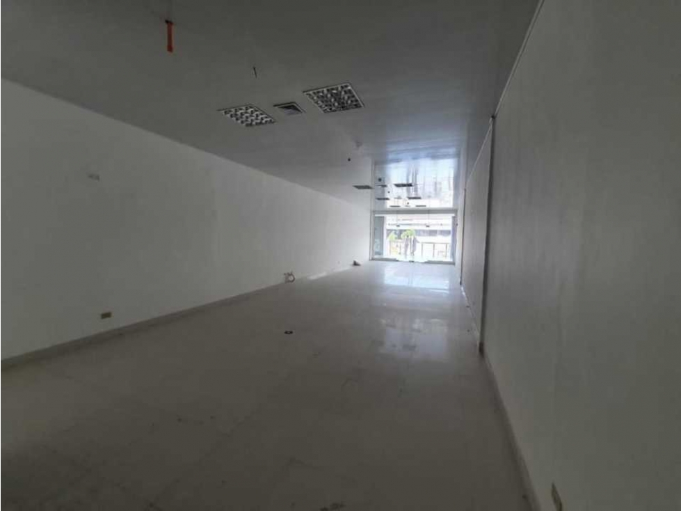 SE VENDE LOCAL EN CENTRO COMERCIAL - 3