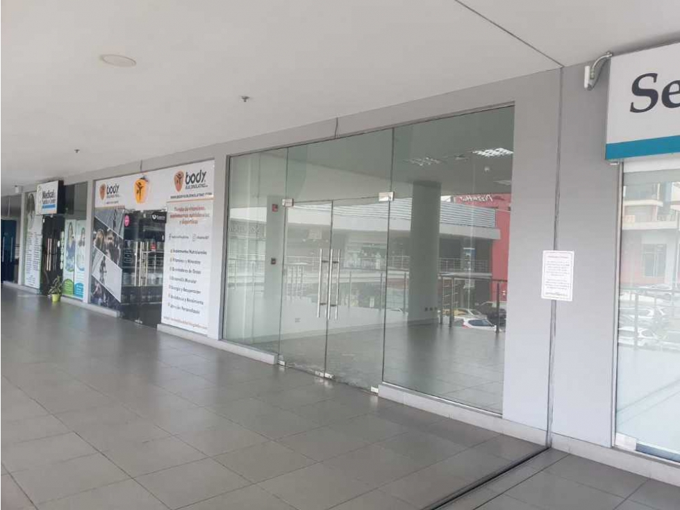 SE VENDE LOCAL EN CENTRO COMERCIAL - 4