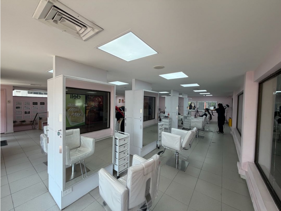 Se Vende Local Rentando en el Poblado con vitrina