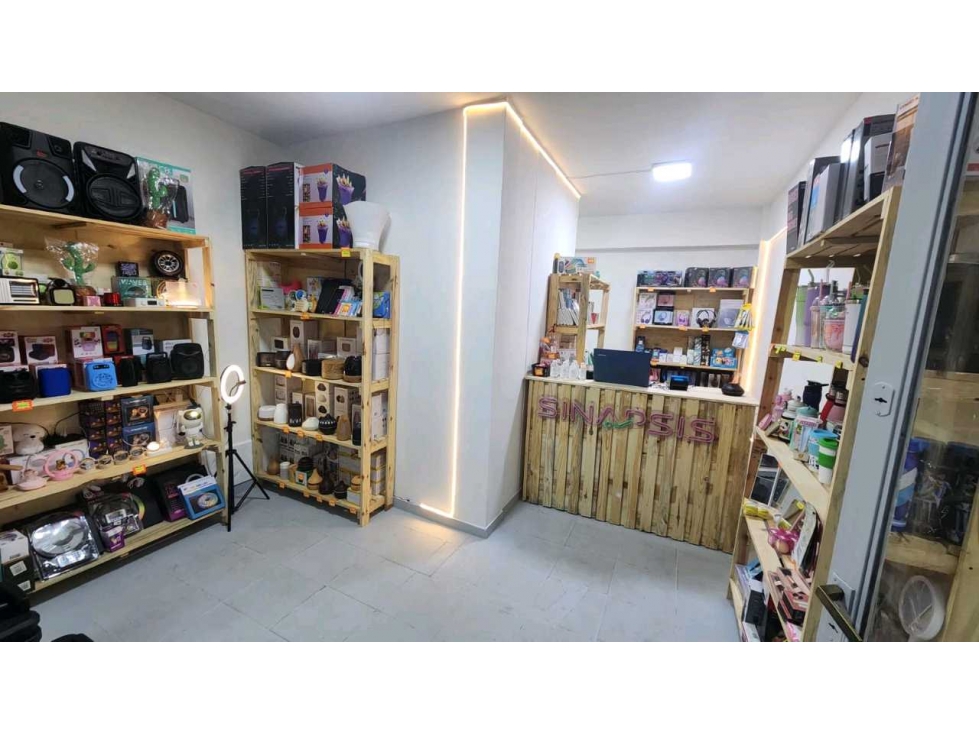 Se vende local galeria carlos paz - 4
