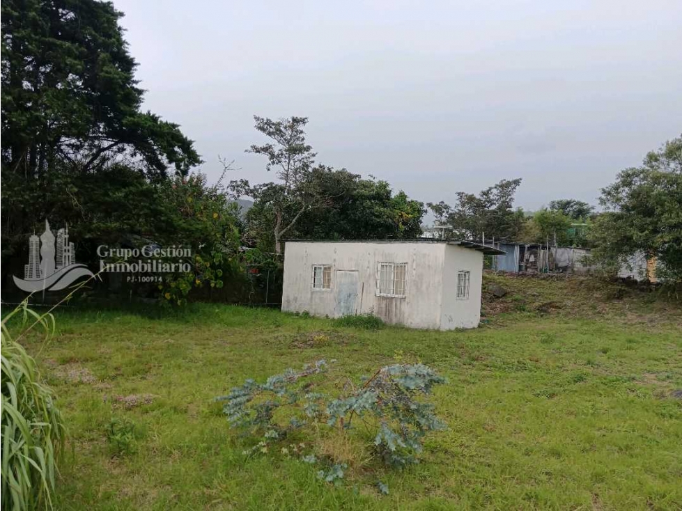 SE VENDE LOTE CON CASITA - 1
