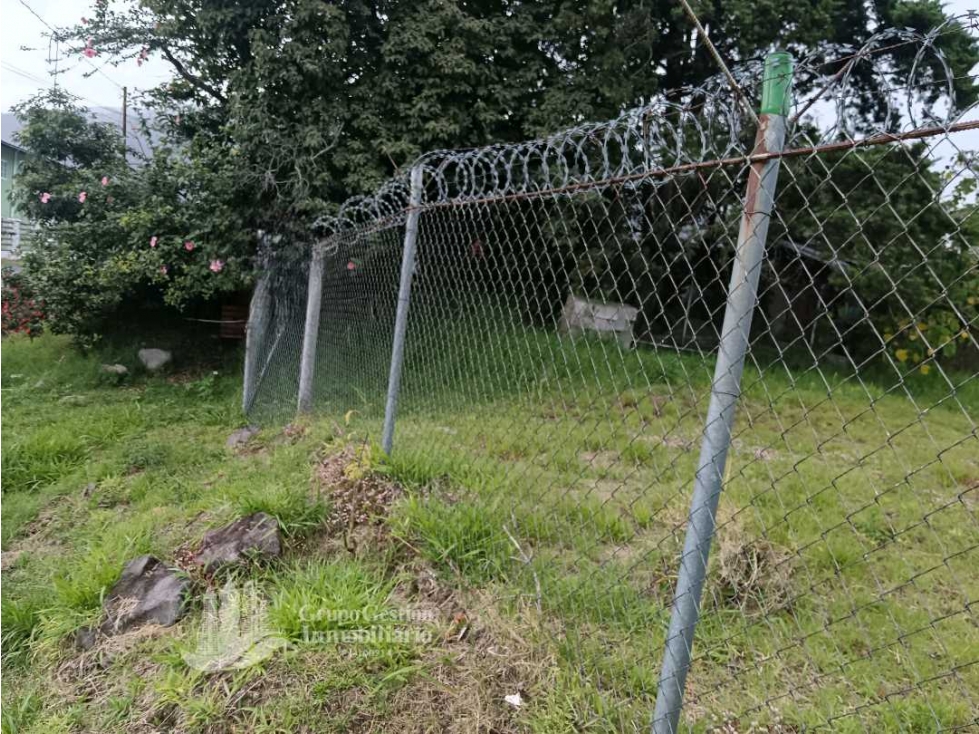 SE VENDE LOTE CON CASITA - 2