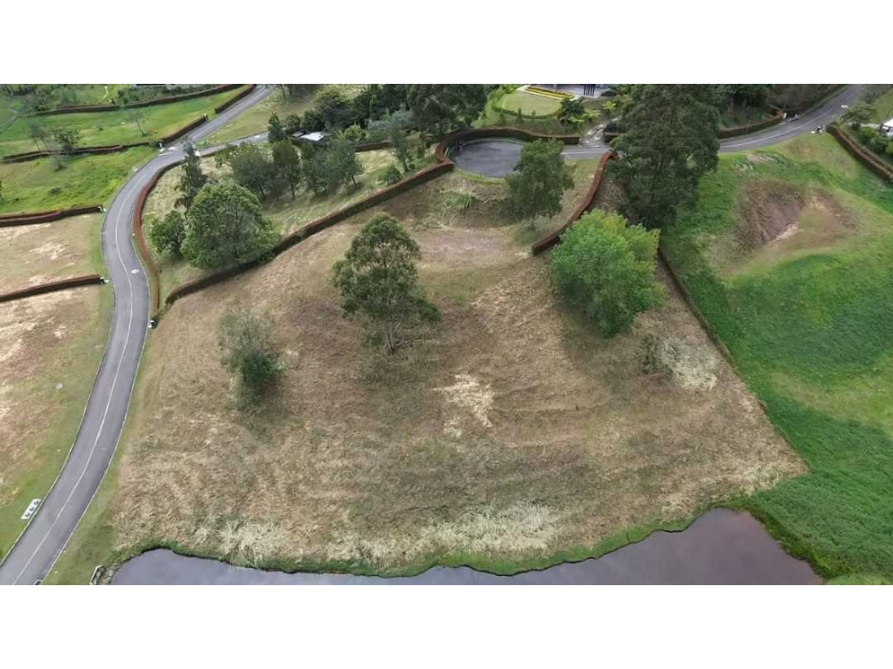 Se Vende lote con Lago en la exclusiva Parcelacion La Selva.