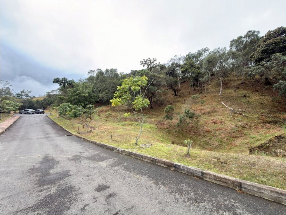 Se vende lote de 3.566 m² con hermosa vista en Entrelagos