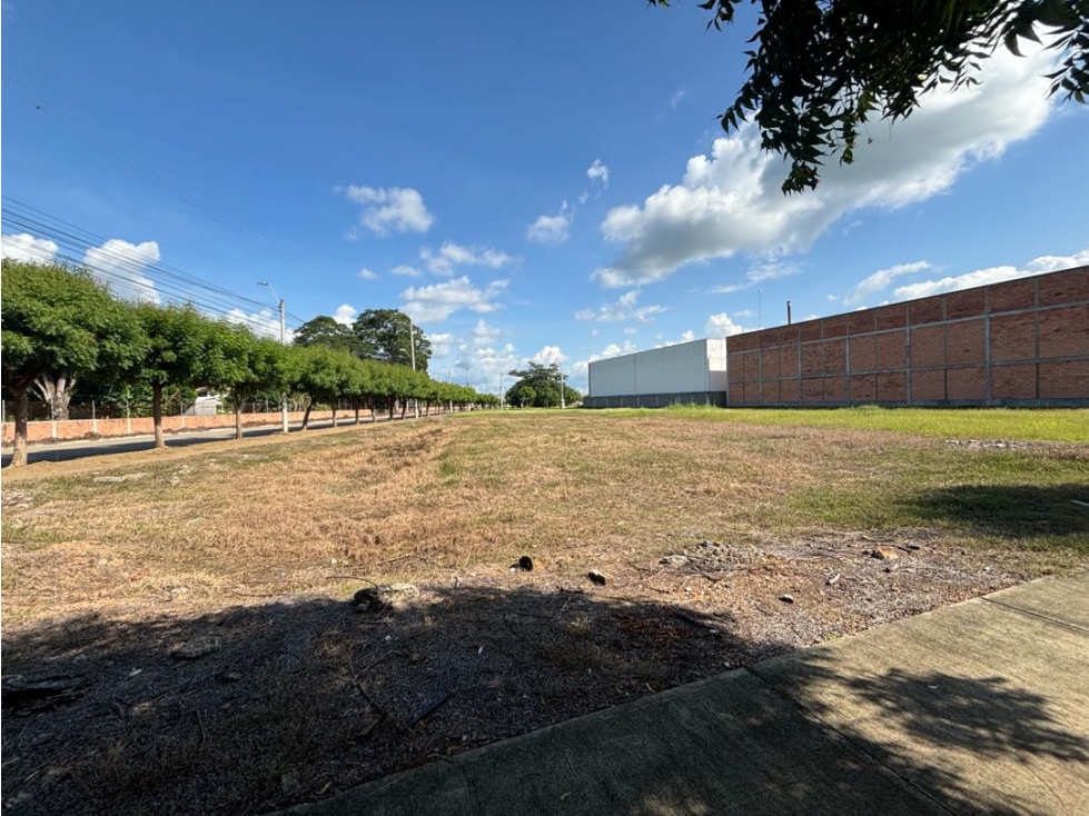 SE VENDE LOTE EN CENTRO INDUSTRIAL. — foto 2
