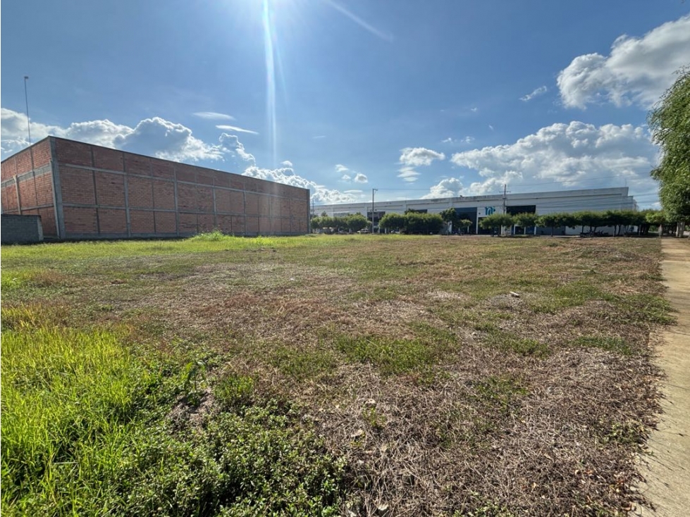 SE VENDE LOTE EN CENTRO INDUSTRIAL. — foto 3