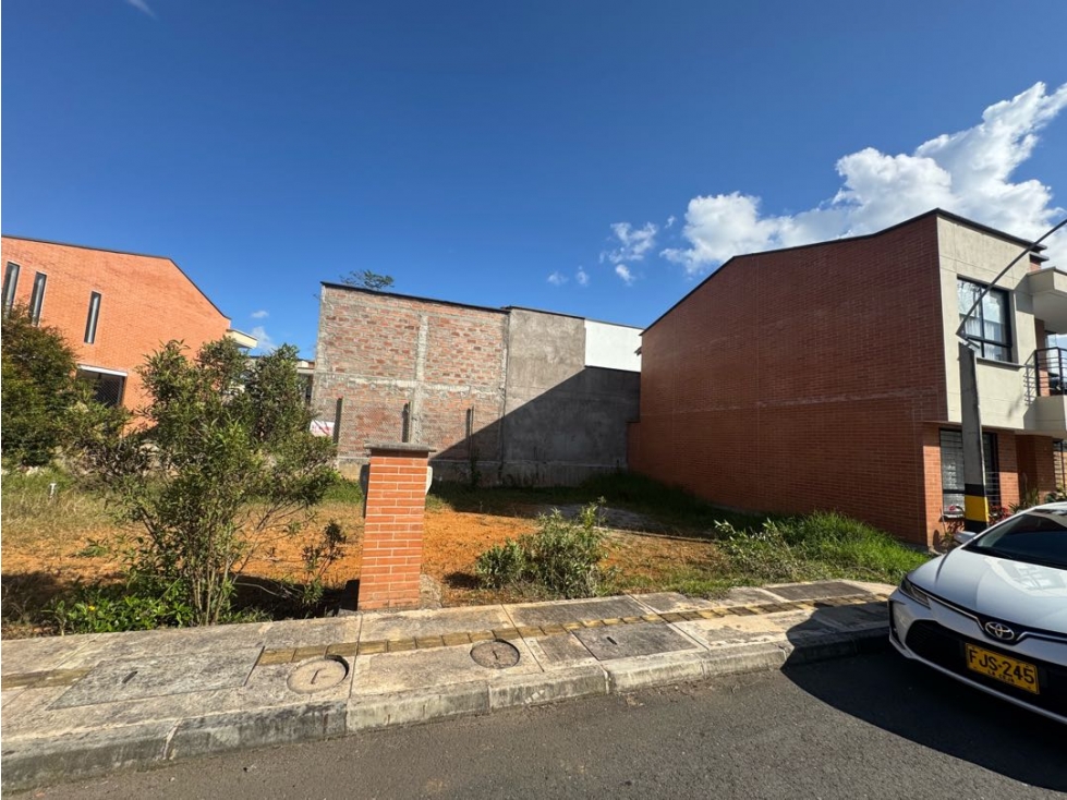 SE VENDE LOTE EN LA CEJA UNIDAD ABIERTA CERCA AL VIVA 104 m2