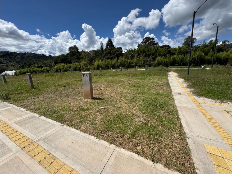 SE VENDE LOTE EN LA CEJA UNIDAD ABIERTA ESQUINERO PARA VIVIENDA UNIFAM