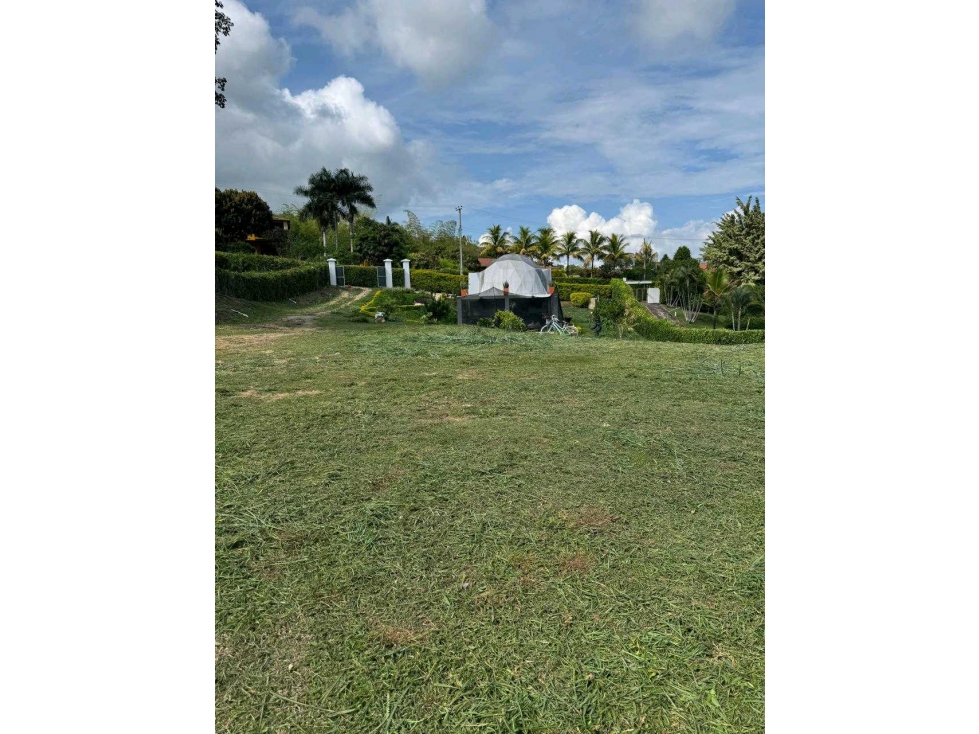 Se Vende Lote en Miralomas - 2