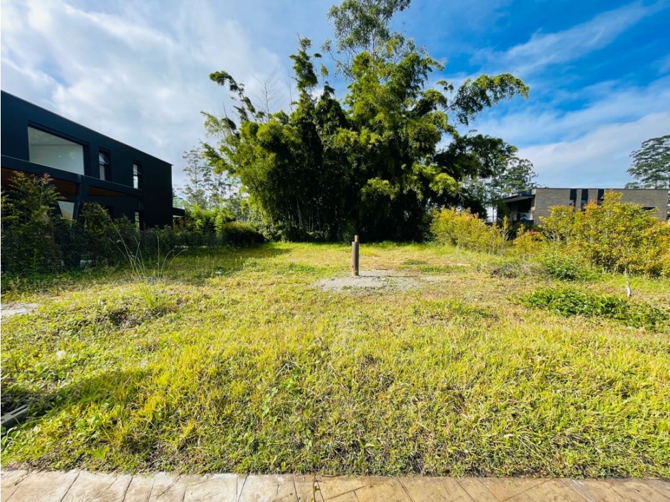 Se vende lote en parcelación ubicado en Llanogrande