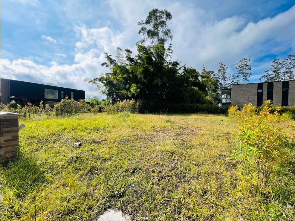 Se vende lote en parcelación ubicada en Llanogrande