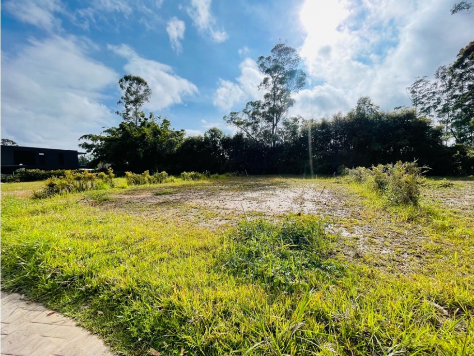 Se vende lote en parcelación ubicada en Llanogrande