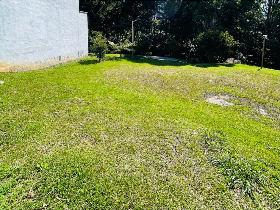 Se vende lote en unidad cerrada en Llanogrande