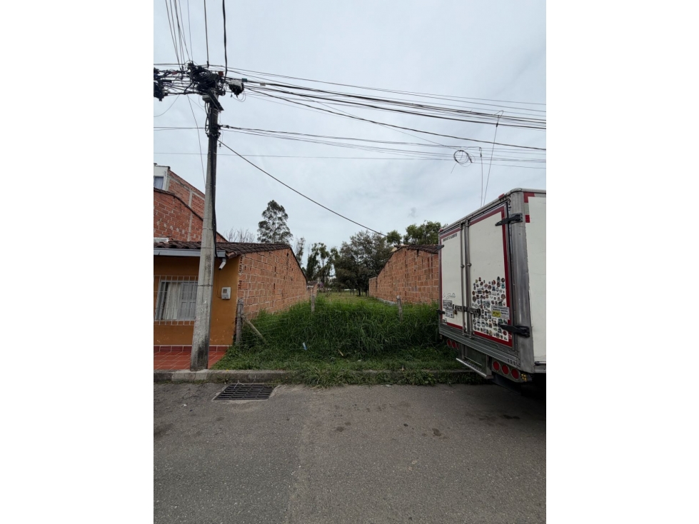 SE VENDE LOTE O SOLAR EN LA CEJA PARA HACER TRES PISOS Y MANSARDA - 3