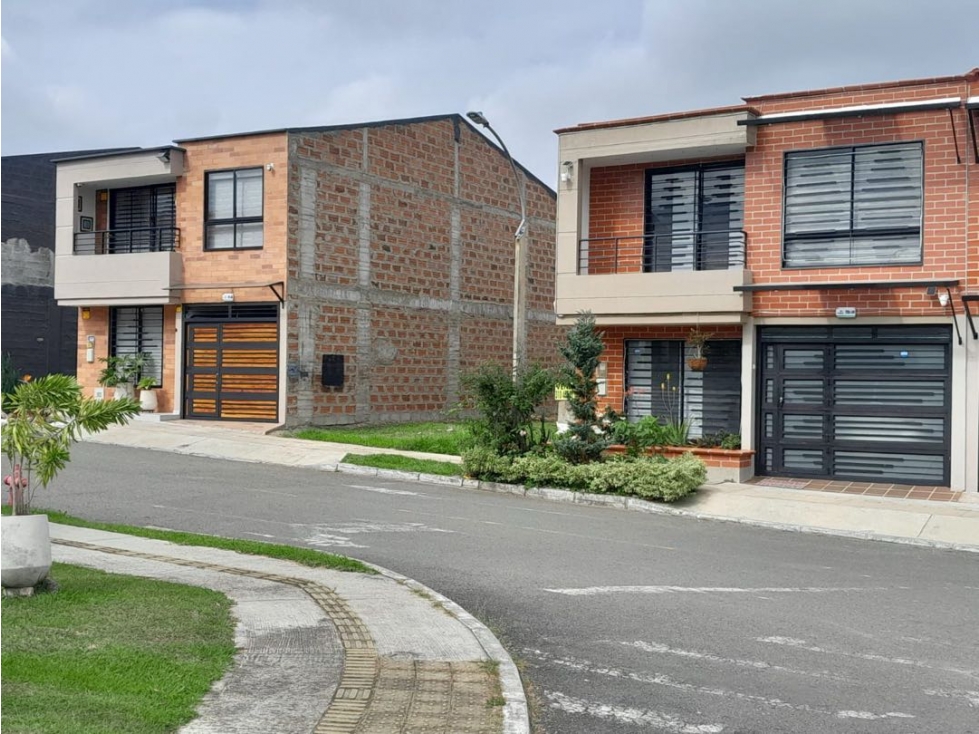 Se vende lote unifamiliar en Jardines de la Colombiere en La Ceja - 2