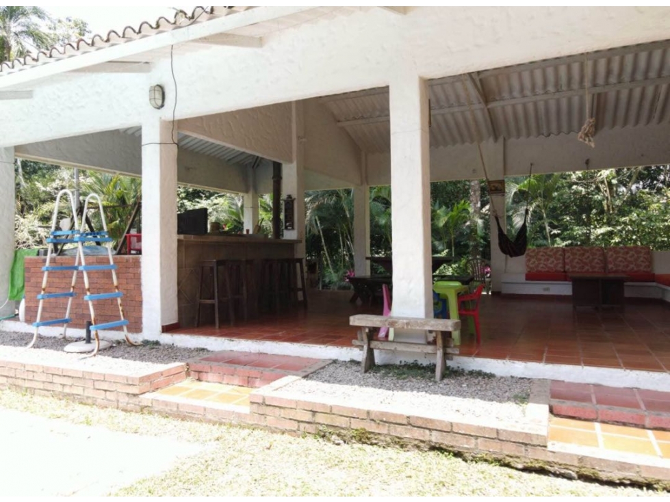 Se vende media hectárea con casas construidas restrepo - 1