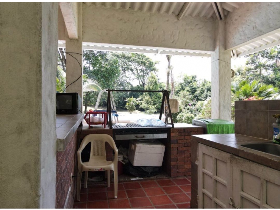Se vende media hectárea con casas construidas restrepo - 2