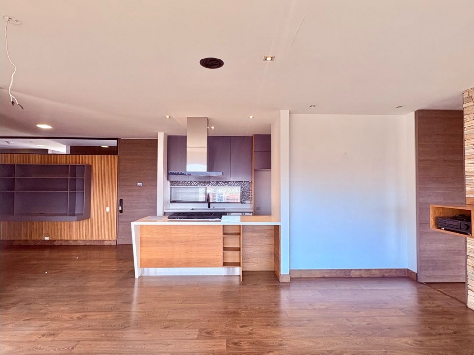 SE VENDE MODERNO PISO ALTO CON INCREÍBLE VISTA - POBLADO — foto 2
