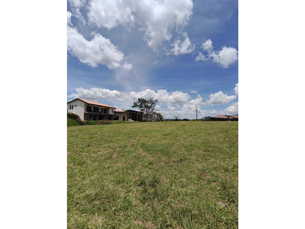 SE VENDE MUY BUEN LOTE EN LA CEJA,CON TOPOGRAFIA MUY BONITA,SEGURO.